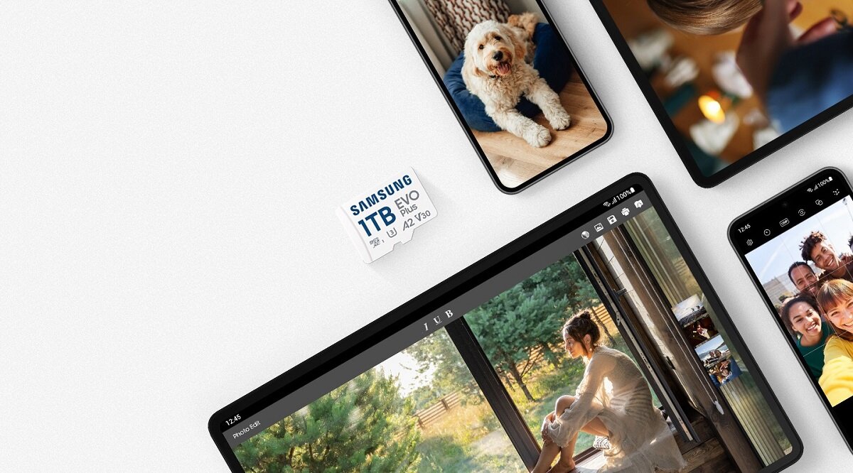 Karta pamięci Samsung EVO Plus microSD 64 GB grafika przedstawia kartę pamięci obok telefonów i tableta