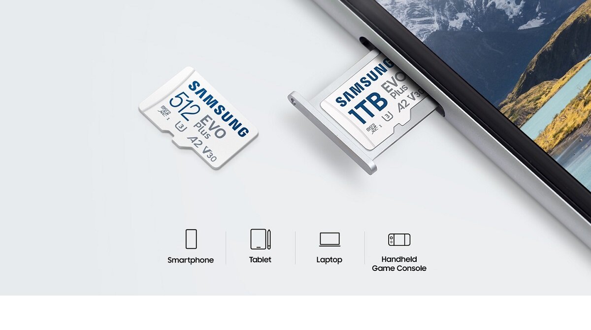 Karta pamięci Samsung EVO Plus microSD 64 GB grafika przedstawia kartę pamięci leżącą obok tableta oraz kartę umiejscowioną w szufladce tableta