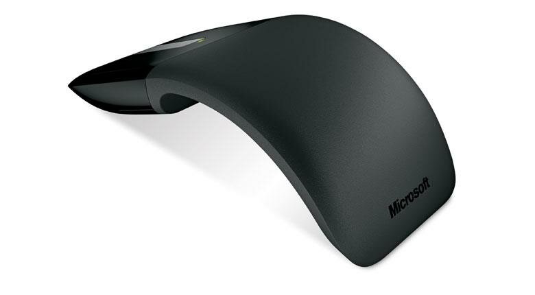 Mysz Microsoft Arc Touch Mouse zgięta pod skosem na białym tle