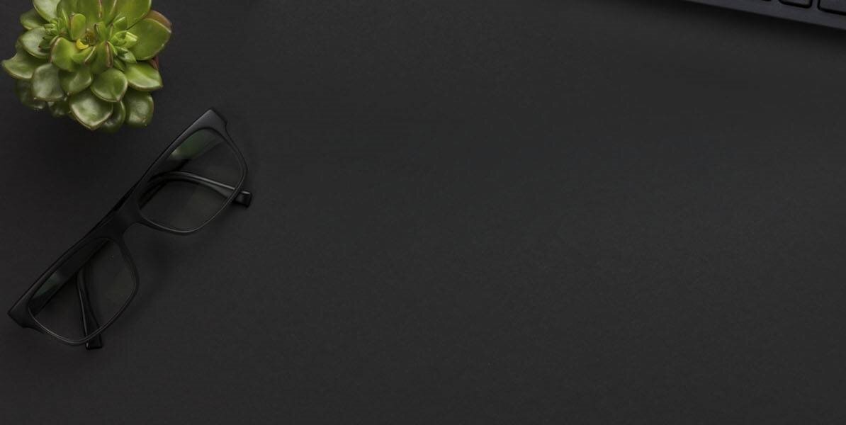 Telefon myPhone Halo 2 Czarny biurko z okularami, rośliną i klawiaturą