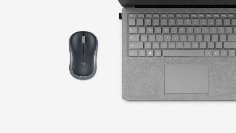 Mysz bezprzewodowa Logitech M185 szara podłączona odbiornikiem do laptopa obok