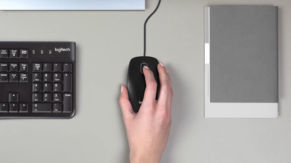 Mysz optyczna Logitech B100 (910-003357) na biurku pod ręką