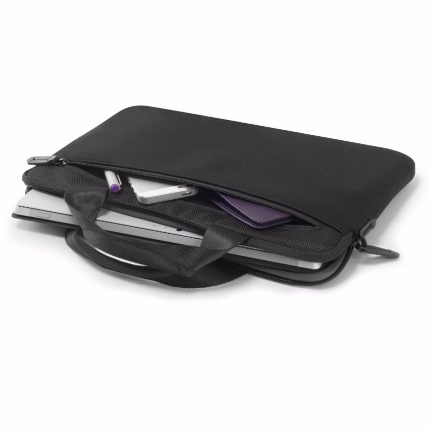 Torba DICOTA Ultra Skin Plus PRO czarna w użyciu z załadowanym laptopem widok od przodu na torbę leżącą na płasko