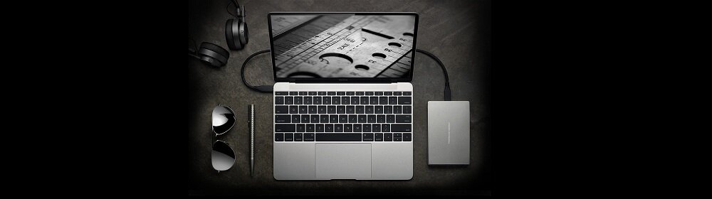 Dysk zewnętrzny HDD LaCie Porsche Design widok na laptopa oraz na podłączony do niego dysk od góry