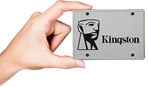 Kingston SSD A400 SERIES dysk twardy trzymany w ręku