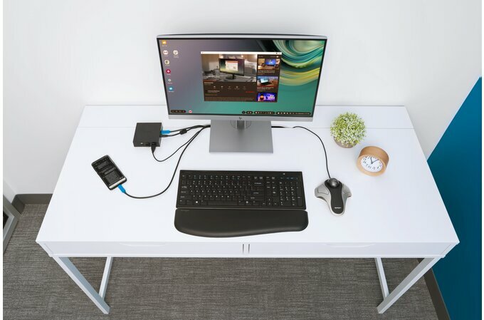 Mysz Kensington Orbit Trackball optyczna  USB na biurku monitor klawiatura urządzenia podłączone oraz mysz po prawej stronie