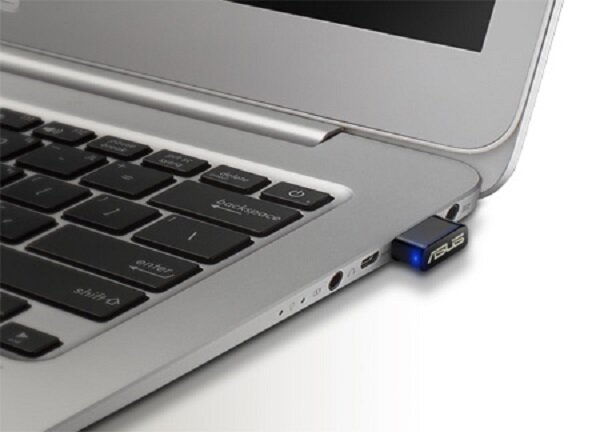 Karta sieciowa ASUS USB-AC53 Nano Wi-Fi podłączona do laptopa