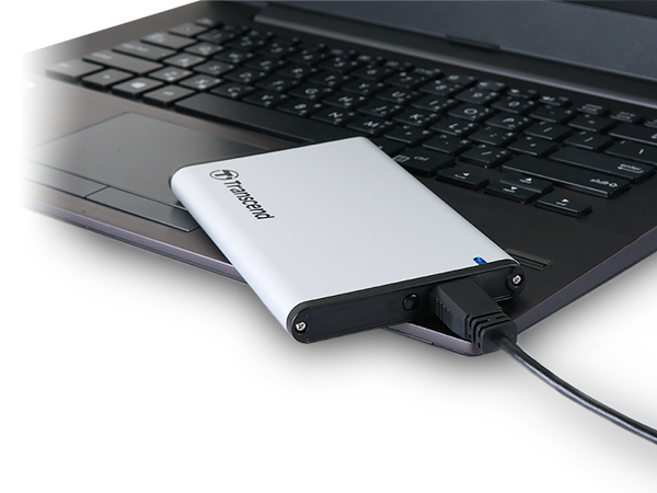 Obudowa dysku SSD/HDD Transcend StoreJet 25S3 2,5 zbliżenie na obudowę podłączoną kablem USB do laptopa
