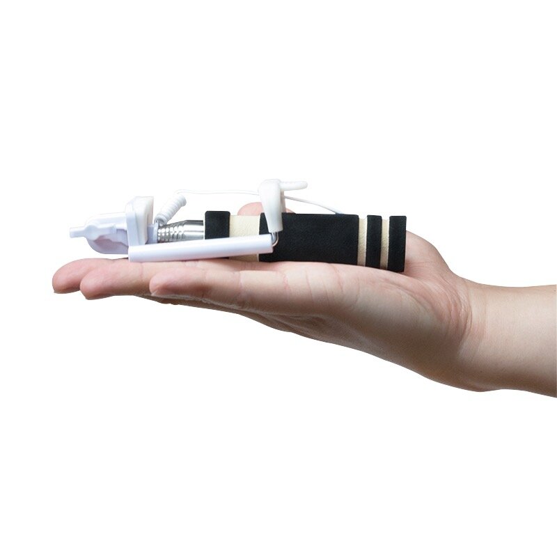 Składany mini monopod do selfie LogiLink BT0036 czarno-biały widok od boku na monopod leżący na dłoni wizualizacja niewielkiego rozmiaru
