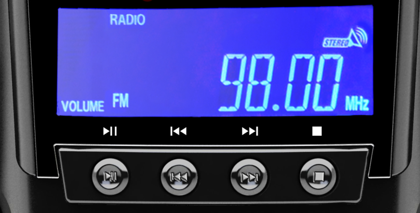 Wieża Blaupunkt MS60BT czarna zbliżenie na ekran wyświetlajacy odtwarzanie radia