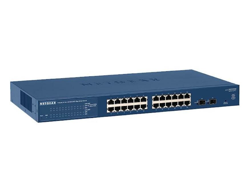 Switch Netgear GS724T-400EU Gigabit Ethernet widoczny frontem pod skosem 