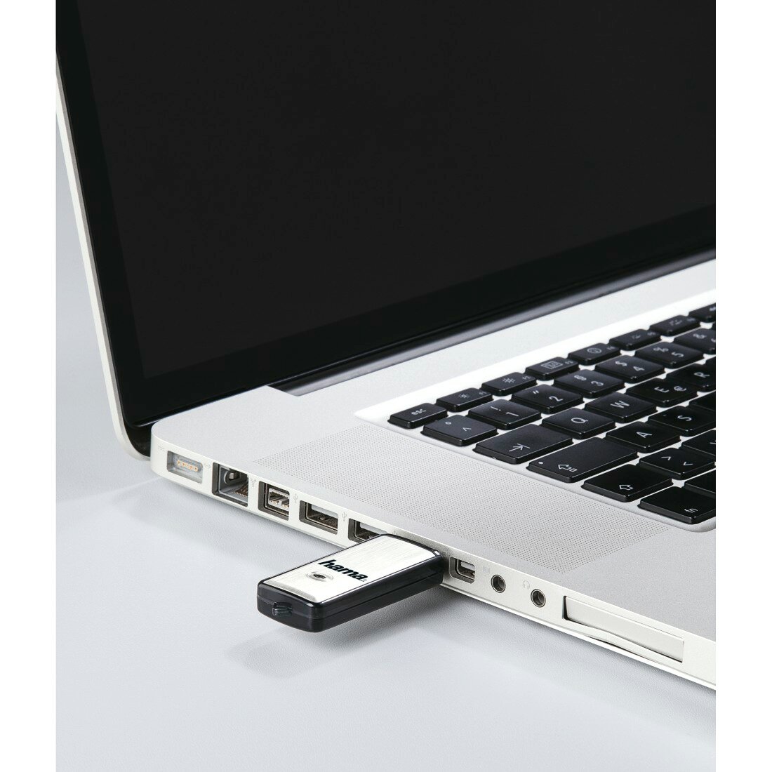 Pendrive Hama Fancy USB 2.0 64GB podłączony do laptopa