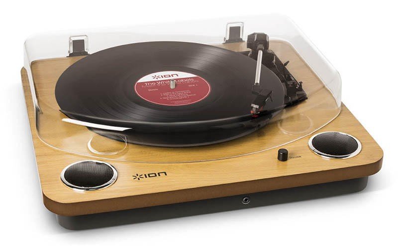 Gramofon ION Max LP pod skosem w lewo na białym tle