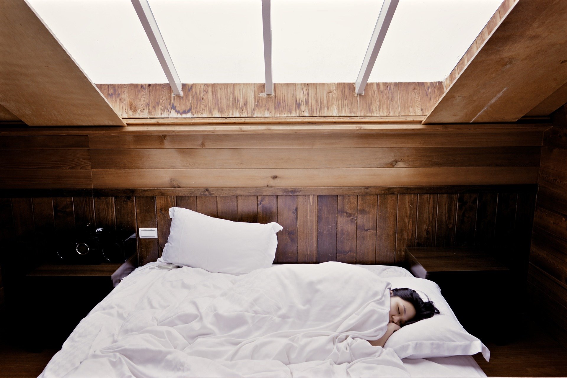 Radiobudzik Blaupunkt CR12WH biały zdjęcie marketingowe przedstawiające łóżko