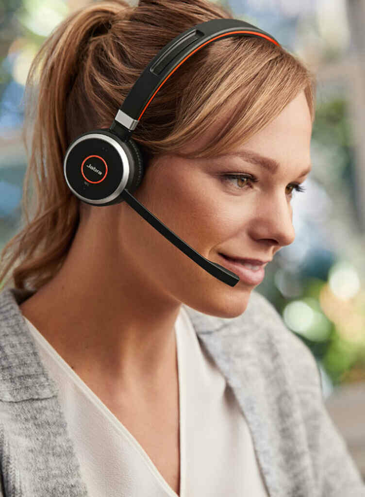 Zestaw słuchawkowy Evolve 65 SE stereo z mikrofonem kobieta z słuchawkami na uszach