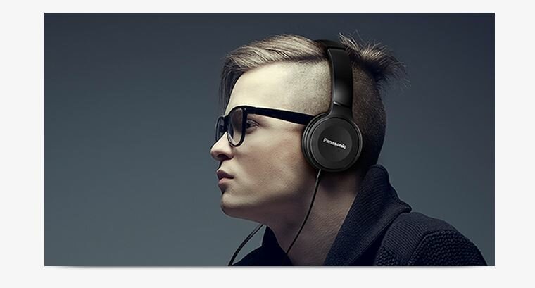Słuchawki Panasonic RP-HF100E-W Białe   mężczyzna z słuchawkami na uszach