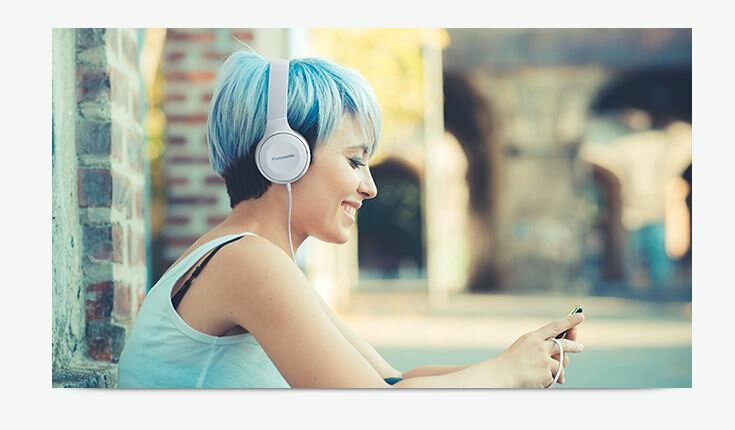 Słuchawki Panasonic RP-HF100E-A Niebieskie kobieta z słuchawkami na uszach