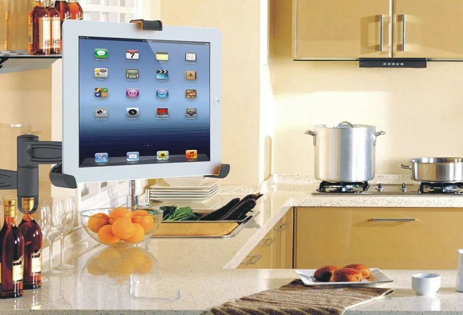 Uchwyt na tablet Neomounts by Newstar TABLET-UN100BLACK podwieszony w kuchni