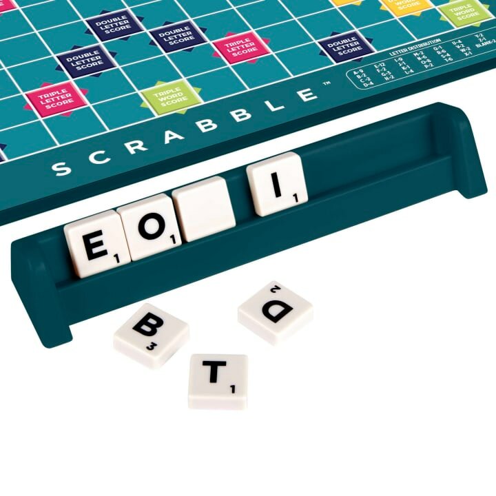 Gra słowna Mattel Scrabble Original układanie słów widok z ułożonymi płytkami