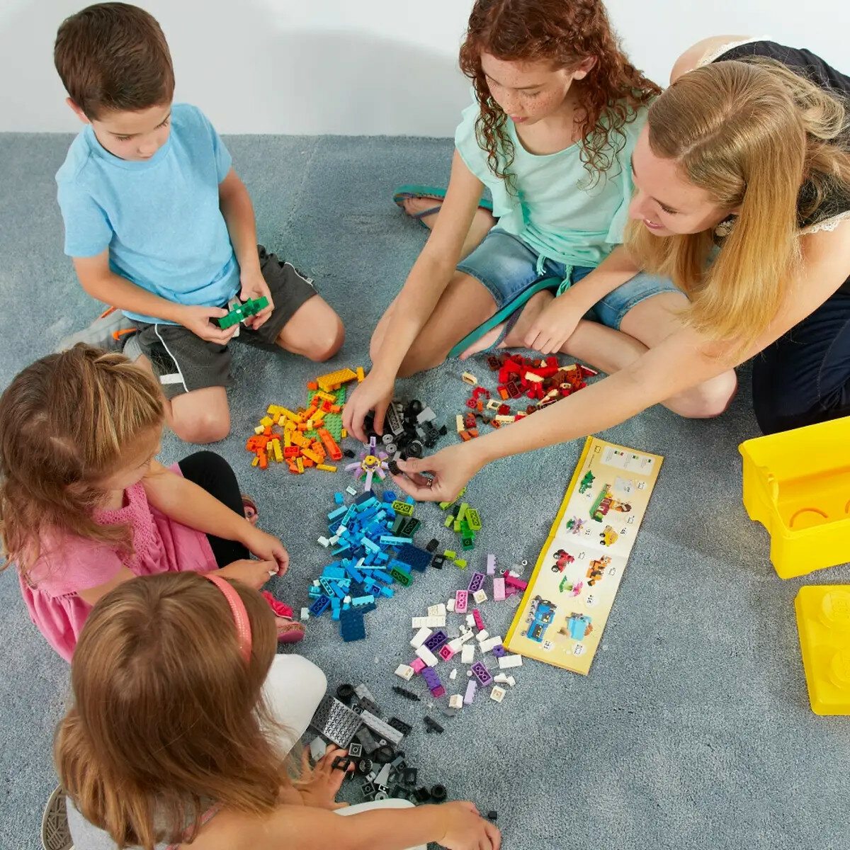 Klocki Lego Classic 10698 duże pudełko dzieci układające klocki na dywanie