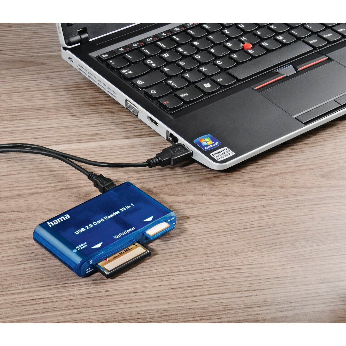 Czytnik kart Hama 55348 35w1 USB podłączony do laptopa