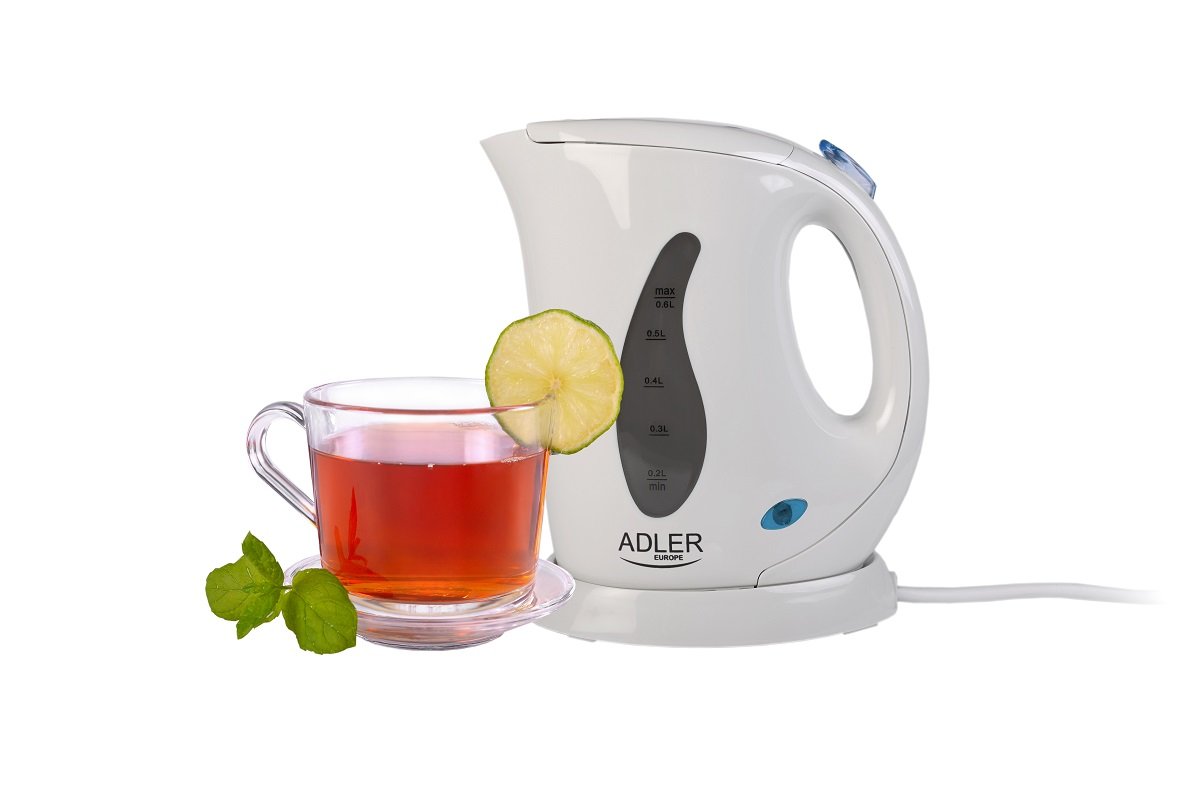 Czajnik elektryczny Adler AD 02 0,6l biały widok na czajnik z filiżanką herbaty