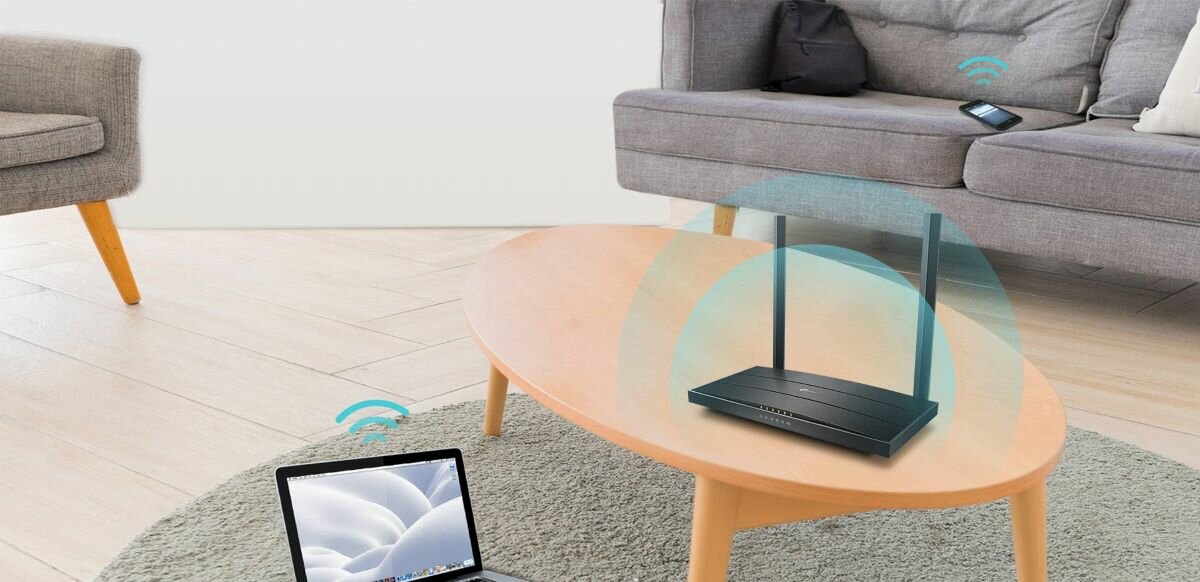 Router TP-Link Archer VR400 V3 urządzenie na stoliku w scenerii pokoju