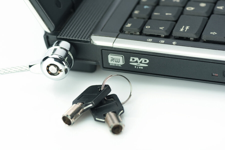 Linka zabezpieczająca do laptopa EDNET 64135 na kluczyk podpięta do laptopa z kluczykami leżącymi obok 