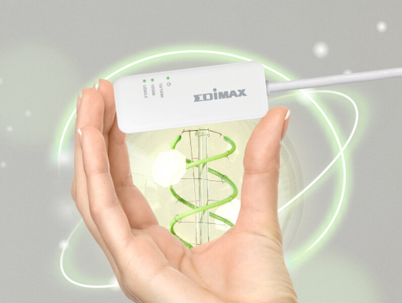 Karta sieciowa Edimax EU-4306 USB trzymana w dłoni