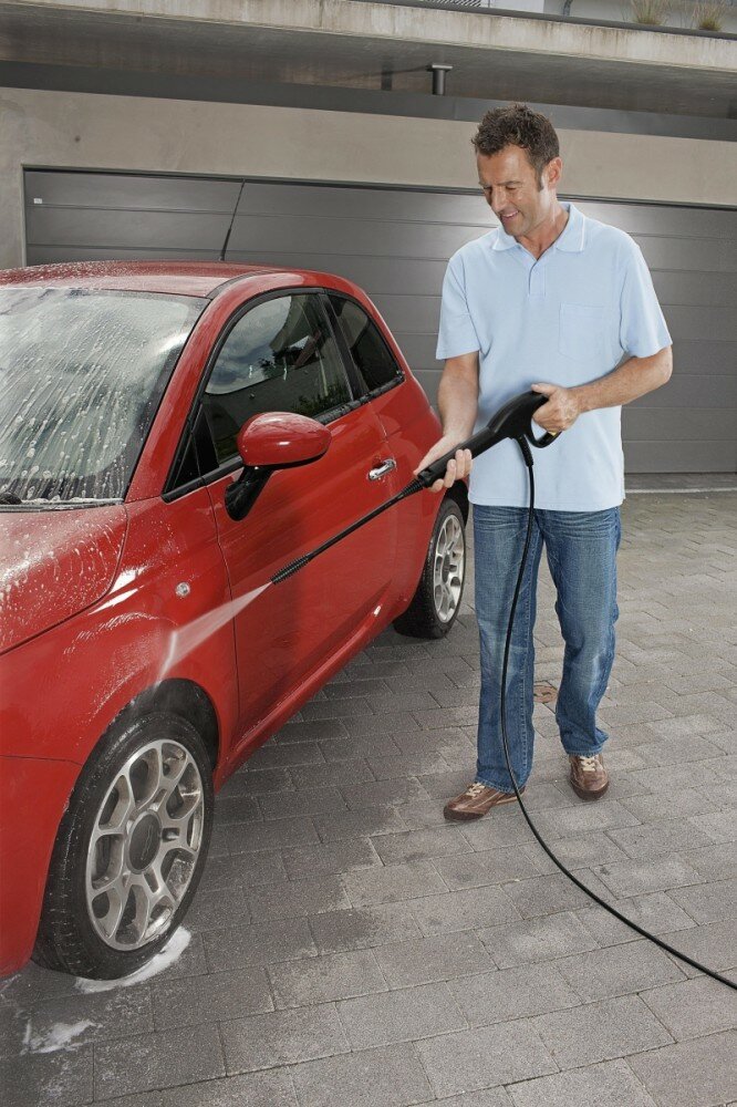 Urządzenie wysokociśnieniowe Karcher K 2 Car podczas mycia auta